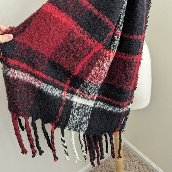 Steve Madden Plaid Fringe Scarf Red Black - Picture 2 of 6